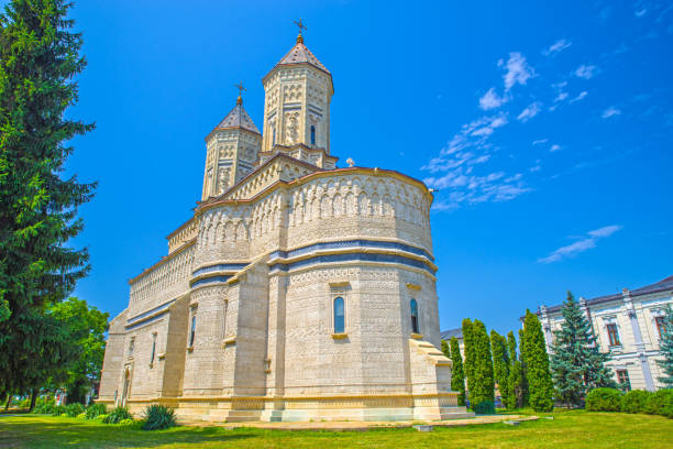 bella chiesa decorata in pietra - moldavia europa orientale foto e immagini stock