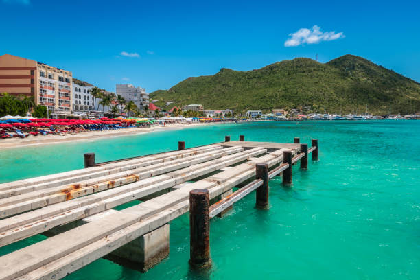 molo di legno sulla spiaggia di great bay a philipsburg, sint maarten, caraibi. - philipsburg st martin dutch st martin commercial dock harbor foto e immagini stock