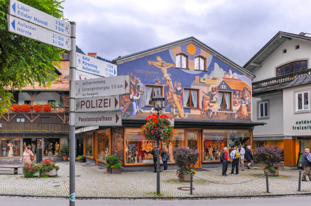widok ulicy oberammergau, niemcy - malarstwo iluzjonistyczne zdjęcia i obrazy z banku zdjęć