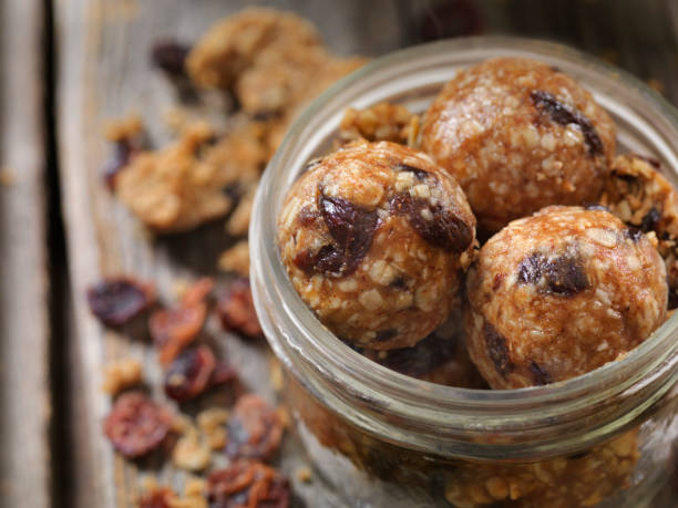 getrocknete cranberry- und haferenergiekugeln - peanut food snack healthy eating stock-fotos und bilder
