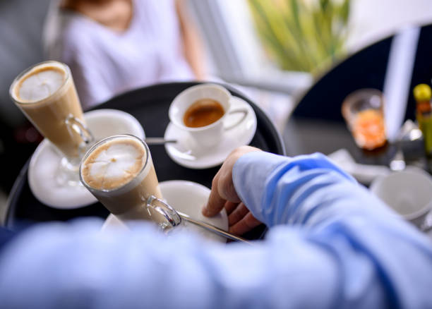 朝のコーヒーを出すウェイター - latté coffee tray froth ストックフォトと画像