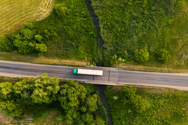 dron z góry w dół widok ciężarówki jazdy zdalnej drogi nad małą rzeką - aerial view mid air farm field zdjęcia i obrazy z banku zdjęć