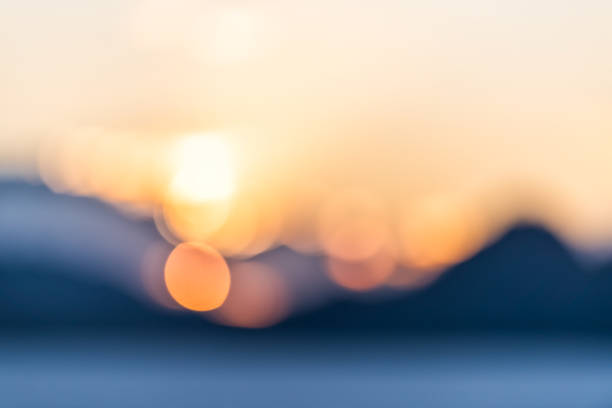 bonneville salt flats vista astratta bokeh della sagoma delle montagne e circoli della luce del sole al tramonto vicino a salt lake city, utah - land sale foto e immagini stock