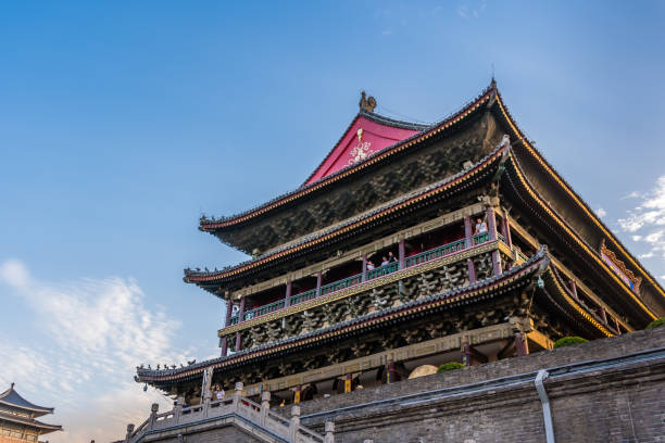 der trommelturm in xian - xian tower drum china stock-fotos und bilder