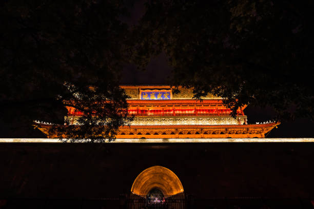 xian bell tower leuchtet in der nacht - xian tower drum china stock-fotos und bilder