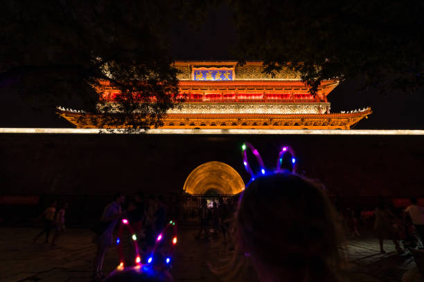 torre de sino de xian iluminada na noite - xian tower drum china - fotografias e filmes do acervo