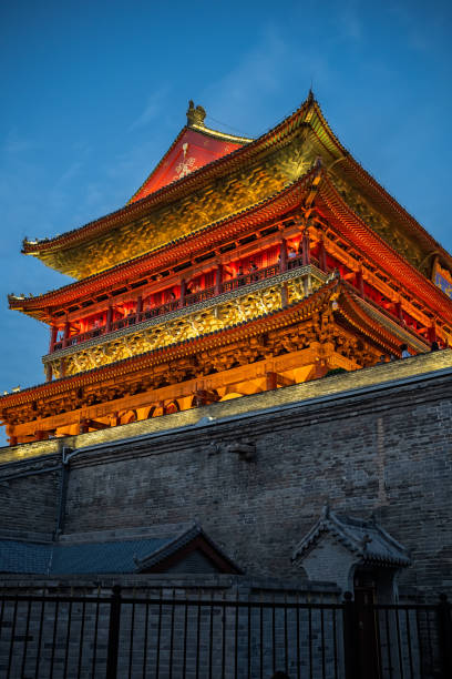 torre de sino de xian iluminada na noite - xian tower drum china - fotografias e filmes do acervo