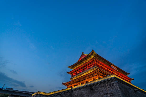 xian bell tower leuchtet in der nacht - xian tower drum china stock-fotos und bilder
