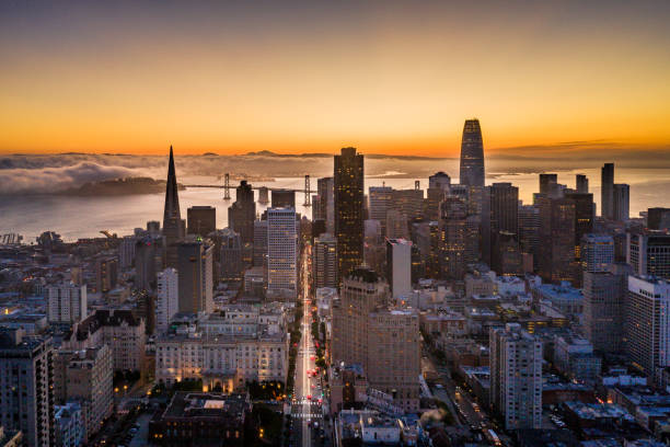 vue aérienne de san francisco fiancial skyline sunrise - financial district downtown district skyscraper business photos et images de collection