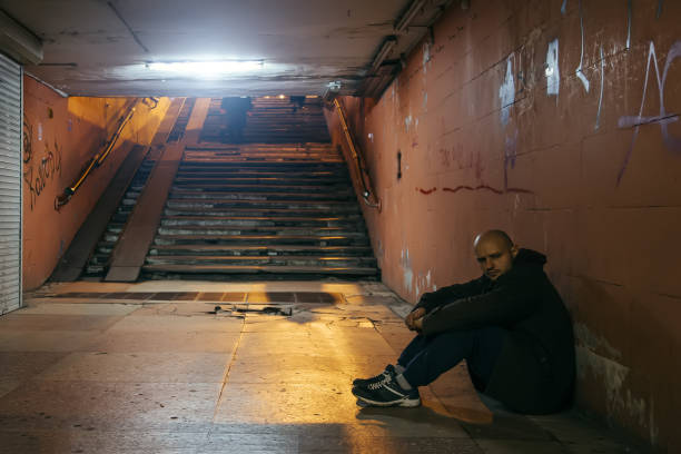 homem triste depressivo que senta-se dentro na terra do túnel do metro da rua. conceito do desespero - 4727 - fotografias e filmes do acervo