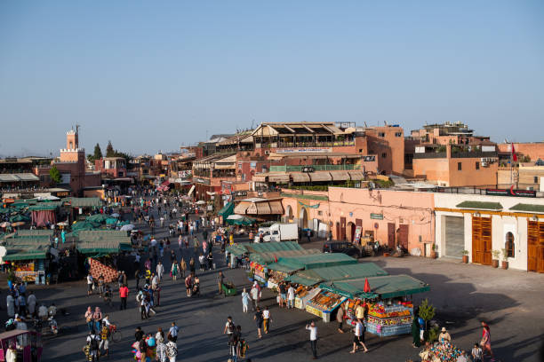 the famous jamaa el fna square in marrakech, morocco. jemaa el-fnaa, djema el-fna or djemaa el-fnaa is a famous square and market place in marrakesh's medina quarter. - djemaa el fnaa photos et images de collection