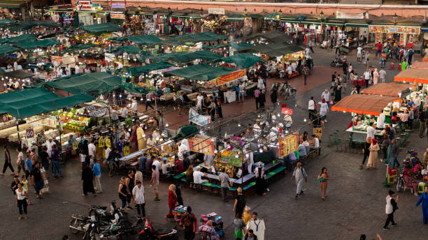 the famous jamaa el fna square in marrakech, morocco. jemaa el-fnaa, djema el-fna or djemaa el-fnaa is a famous square and market place in marrakesh's medina quarter. - djemaa el fnaa photos et images de collection