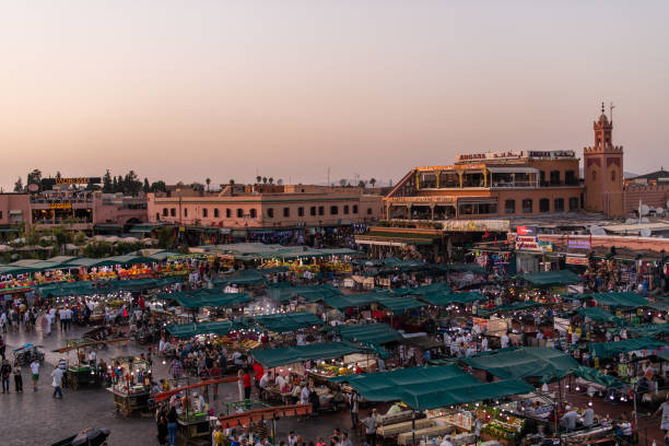 the famous jamaa el fna square in marrakech, morocco. jemaa el-fnaa, djema el-fna or djemaa el-fnaa is a famous square and market place in marrakesh's medina quarter. - djemaa el fnaa photos et images de collection