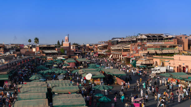 the famous jamaa el fna square in marrakech, morocco. jemaa el-fnaa, djema el-fna or djemaa el-fnaa is a famous square and market place in marrakesh's medina quarter. - djemaa el fnaa photos et images de collection