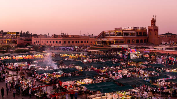 the famous jamaa el fna square in marrakech, morocco. jemaa el-fnaa, djema el-fna or djemaa el-fnaa is a famous square and market place in marrakesh's medina quarter. - djemaa el fnaa photos et images de collection