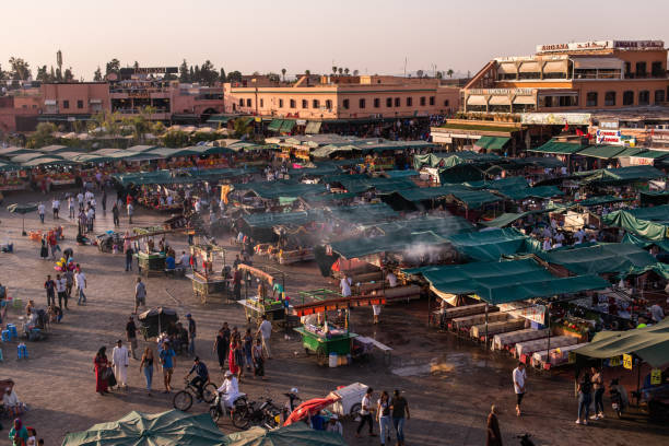 the famous jamaa el fna square in marrakech, morocco. jemaa el-fnaa, djema el-fna or djemaa el-fnaa is a famous square and market place in marrakesh's medina quarter. - djemaa el fnaa photos et images de collection