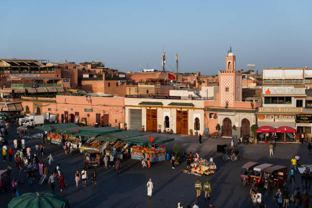 the famous jamaa el fna square in marrakech, morocco. jemaa el-fnaa, djema el-fna or djemaa el-fnaa is a famous square and market place in marrakesh's medina quarter. - djemaa el fnaa photos et images de collection