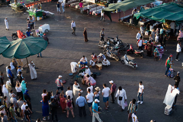 the famous jamaa el fna square in marrakech, morocco. jemaa el-fnaa, djema el-fna or djemaa el-fnaa is a famous square and market place in marrakesh's medina quarter. - djemaa el fnaa photos et images de collection