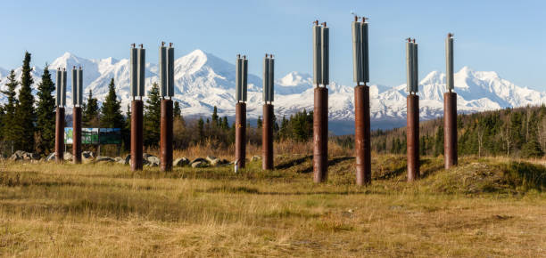 kuvapankkikuvat ja rojaltivapaat kuvat aiheesta pipeline snowcapped mountain range panoraama - deadhorse alaska