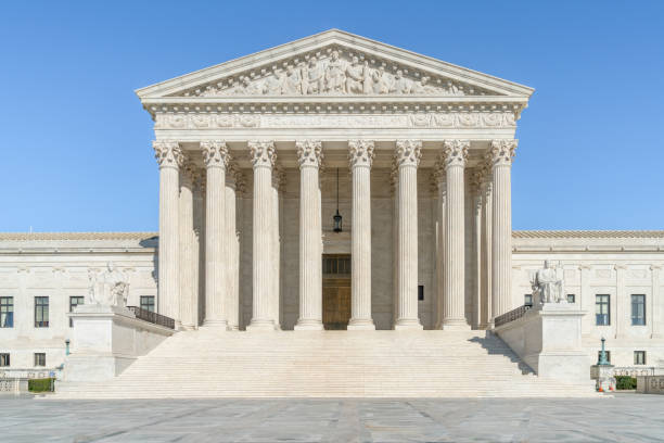 "equal justice under law", sąd najwyższy stanów zjednoczonych building w waszyngtonie, usa - legal system us supreme court column washington dc zdjęcia i obrazy z banku zdjęć