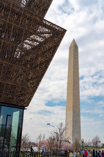 national museum of african american history and culture, stadtbild in washington dc, usa - the mall sign washington monument washington dc stock-fotos und bilder