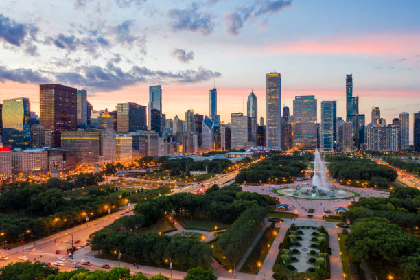 Buckingham Fountain and Chicago Cityscape at Sunset 9/15/2019 - Chicago, USA - Aerial View of Downtown Chicago at Sunset aon center chicago photos stock pictures, royalty-free photos & images