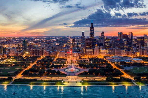 buckingham fountain e chicago cityscape - chicago fountain skyline night foto e immagini stock