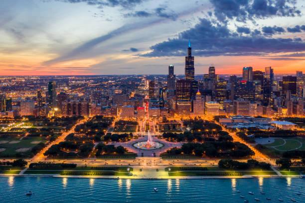 Buckingham Fountain and Chicago Cityscape 9/15/2019 - Chicago, USA - Aerial View of Downtown Chicago at Sunset millennium park chicago stock pictures, royalty-free photos & images
