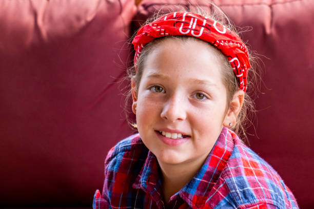 smiling caucasian ten years old girl looking at the camera - 10 11 years child human face female imagens e fotografias de stock