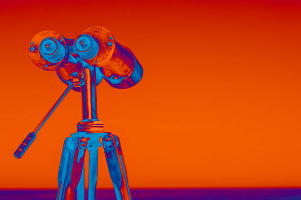 telescópio pelo oceano: cores vibrantes artísticas - looking at view searching looking sea - fotografias e filmes do acervo