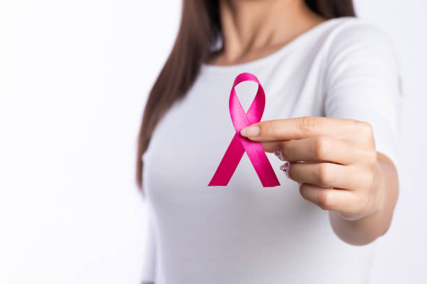 ピンクのリボン乳がんの認識を保持するwomaen手。概念ヘルスケアと医療。 - world service ストックフォトと画像
