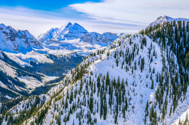 vista de picos maroon dos sinos, colorado, no inverno - colorado coniferous tree mountain range mountain - fotografias e filmes do acervo