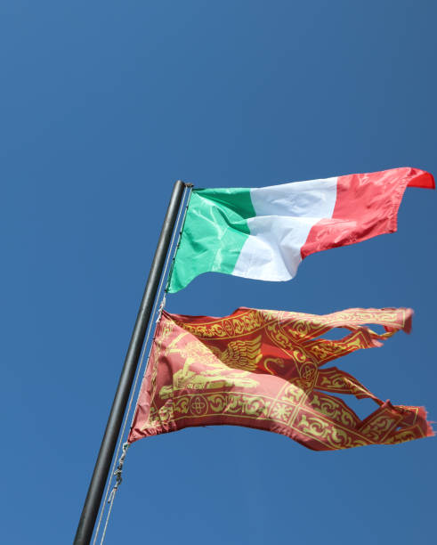 bandeira italiana e bandeira venetian - rovigo - fotografias e filmes do acervo