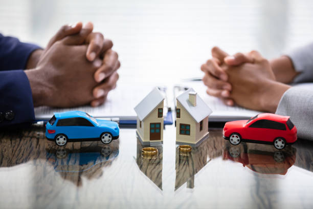 esposa y marido dividir casa y coche - problemas de parejas fotografías e imágenes de stock