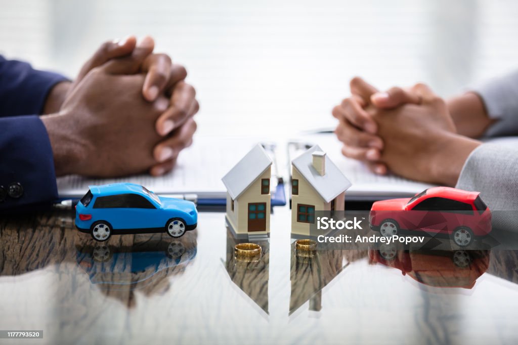 Soția și soțul despărțire casa și mașina - Fotografie de stoc Divorţ fără redevențe Soția și soțul despărțire casa și mașina - Fotografie de stoc Divorţ fără redevențe