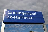namensschild-des-neuen-bahnhofs-lansingerland-zoetermeer-in-den-niederlanden.jpg?b=1&s=170x170&k=20&c=hEjQ8D84ojAzASE5bUH2RH8SwnxsoMlAmnw4MGeECZo=