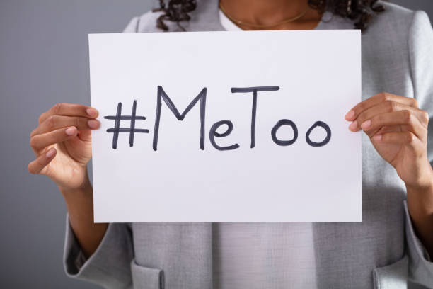 mujer sosteniendo metoo hashtag - me too movimiento social fotografías e imágenes de stock