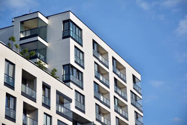 青空の晴れた日に近代的なアパートの建物。 - 高層ビル ストックフォトと画像