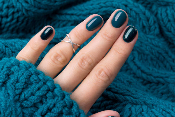 mano di donna curata in maglione turchese di lana calda - nail salon fingernail manicure design foto e immagini stock