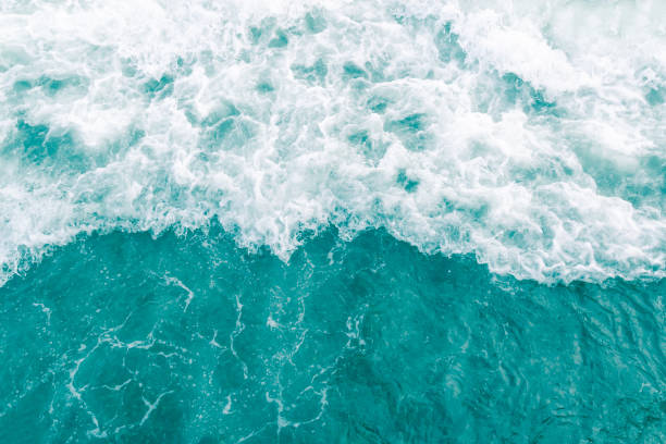 turquoise olive vert doux brise de l'océan vague pendant la marée d'été - marée photos et images de collection