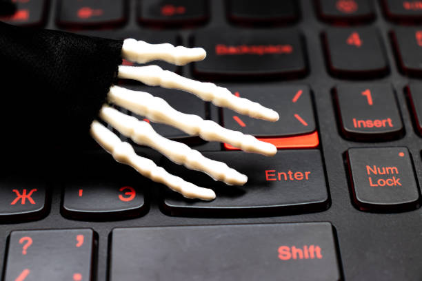 mano scheletro pronta per lavorare su computer, tastiera da gioco per laptop - skeleton key key computer keyboard laptop foto e immagini stock
