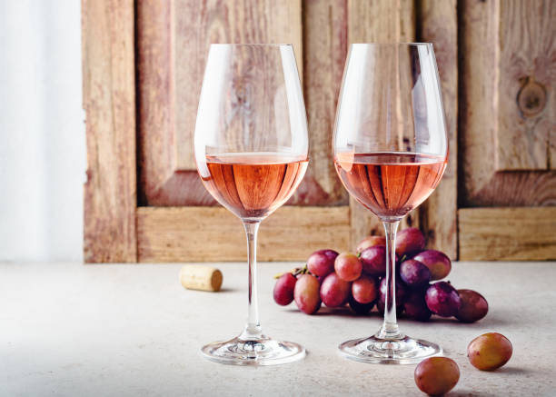 due bicchieri di vino rosato. - vino rosato foto e immagini stock