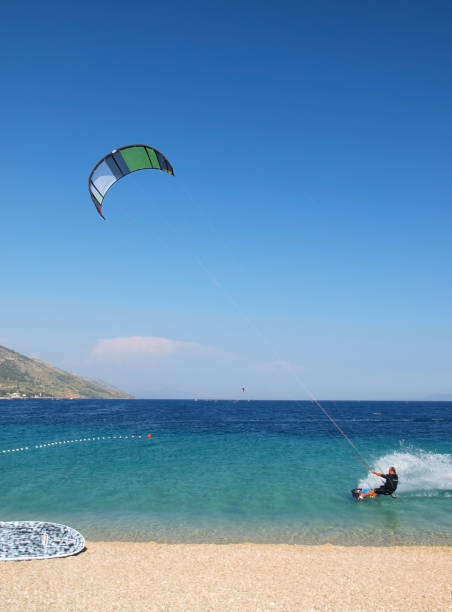 カイトサーファーのアクション - kiteboarding sunlight croatia dalmatia ストックフォトと画像