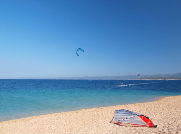 カイトサーファーのアクション - kiteboarding sunlight croatia dalmatia ストックフォトと画像