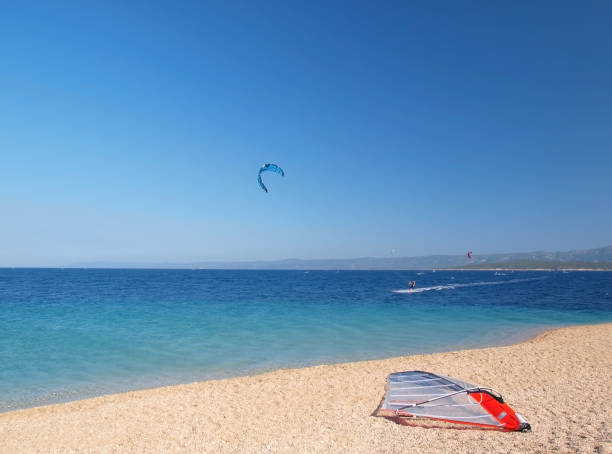 카이트 서퍼 의 행동 - kiteboarding sunlight croatia dalmatia 뉴스 사진 이미지