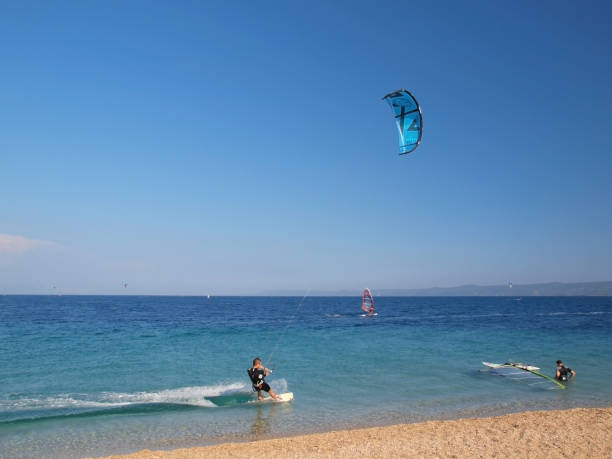 kitesurfer w akcji - kiteboarding sunlight croatia dalmatia zdjęcia i obrazy z banku zdjęć