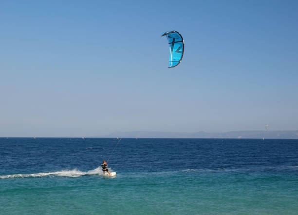 カイトサーファーのアクション - kiteboarding sunlight croatia dalmatia ストックフォトと画像