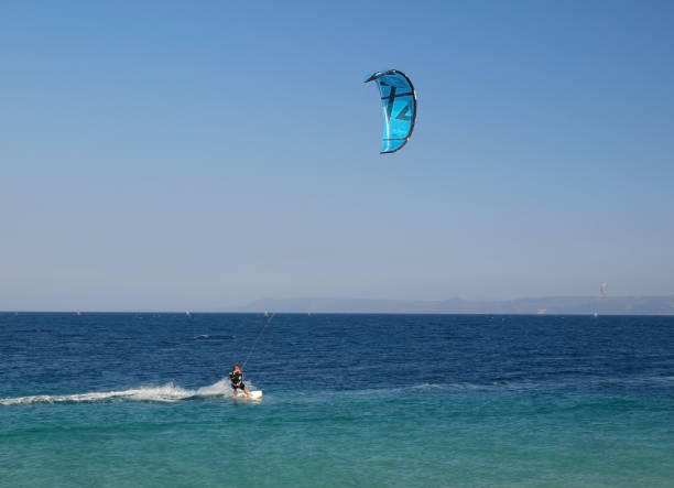 카이트 서퍼 의 행동 - kiteboarding sunlight croatia dalmatia 뉴스 사진 이미지