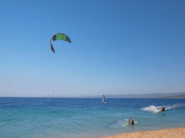 kitesurfer w akcji - kiteboarding sunlight croatia dalmatia zdjęcia i obrazy z banku zdjęć