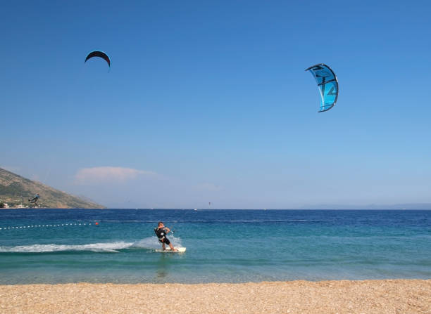 カイトサーファーのアクション - kiteboarding sunlight croatia dalmatia ストックフォトと画像